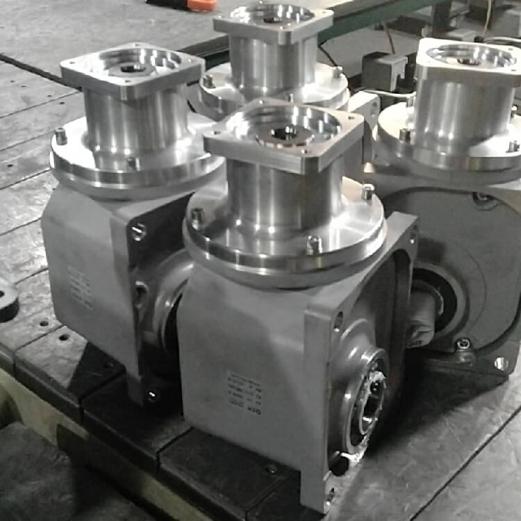 4臺伺服電機法蘭直角減速機-士元直角減速機
